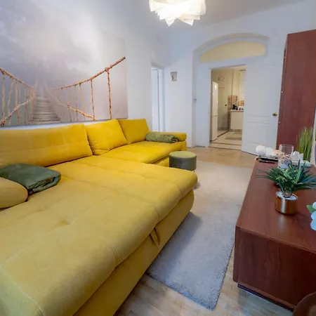 Castle Bazaar * بودابست